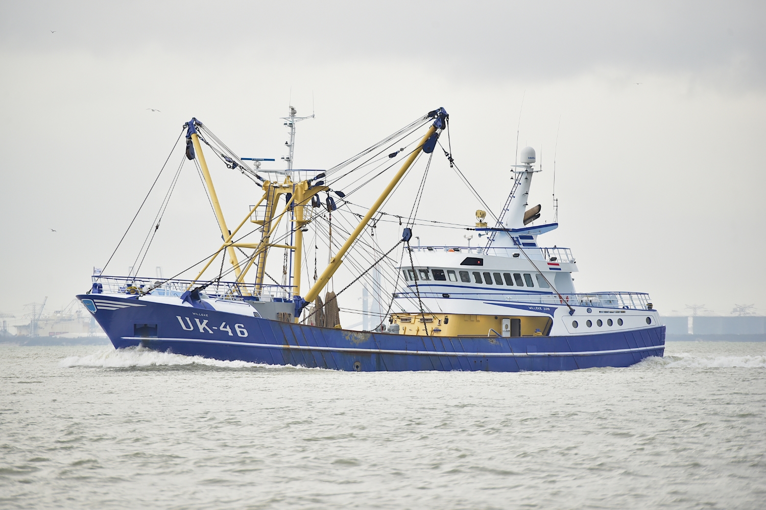 De nieuwe boomkorkotter UK-46 'Willeke' tijdens de overdracht bij Maaskant Shipyards.