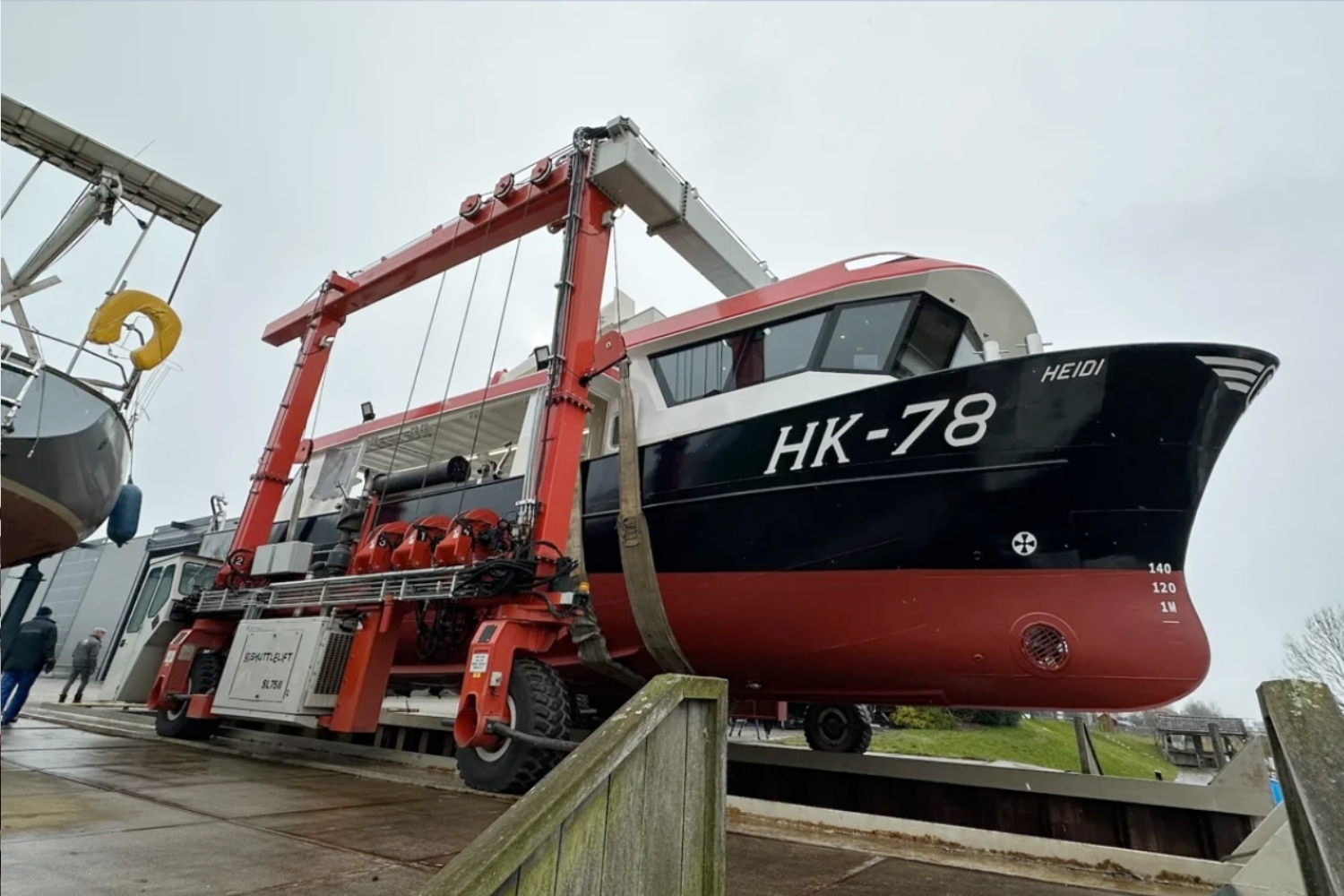 Tewaterlating van de HK-78 'Heidi' in de Urkervaart.