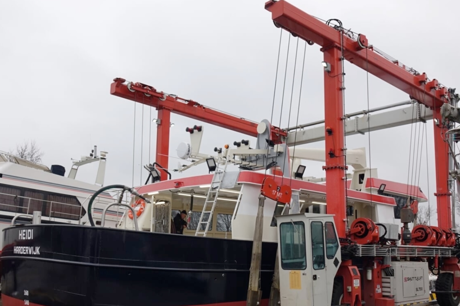 Tewaterlating van de HK-78 'Heidi' in de Urkervaart.