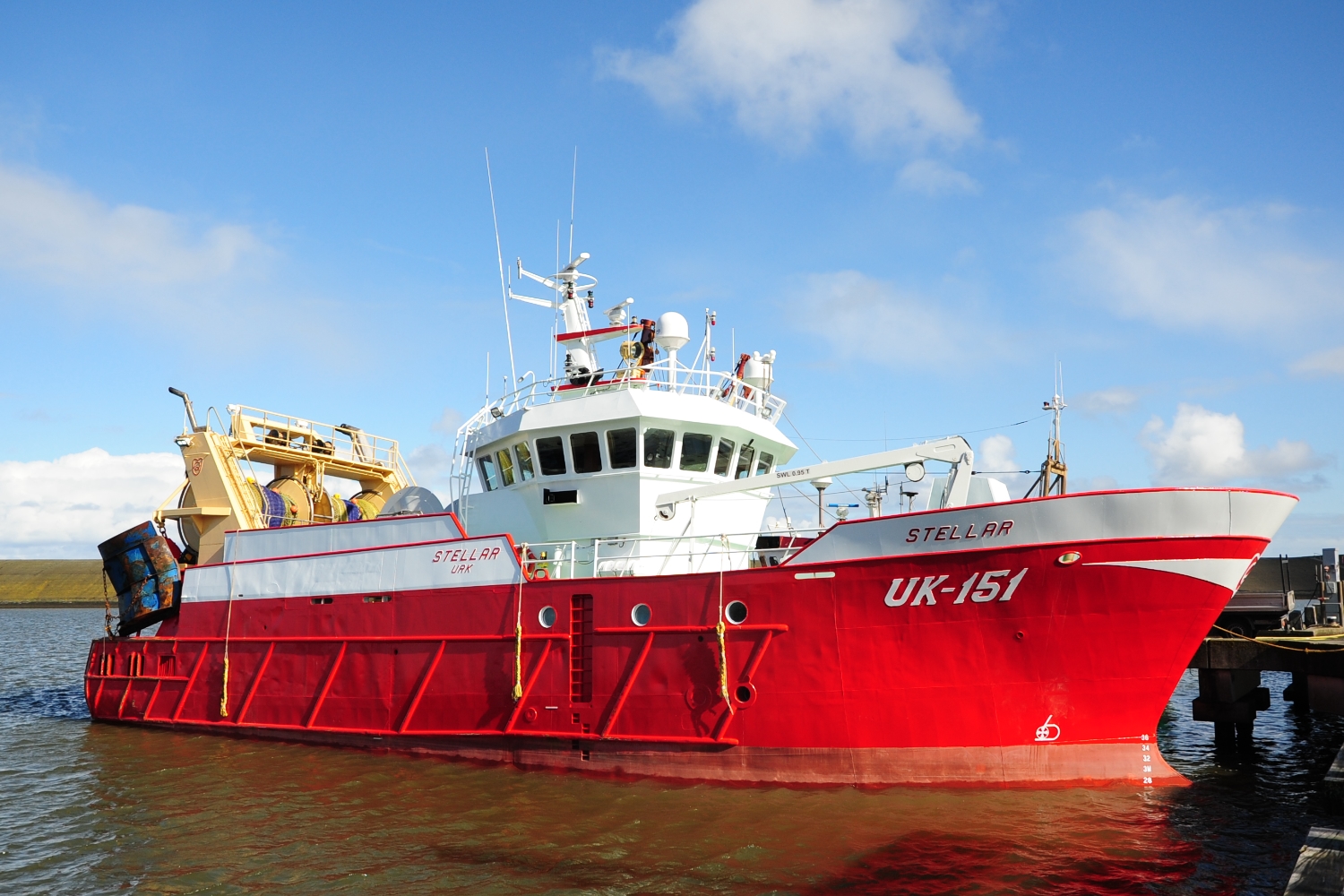 De verlengde en vernieuwde UK-151 'Stellar' aangemeerd in Stellendam.