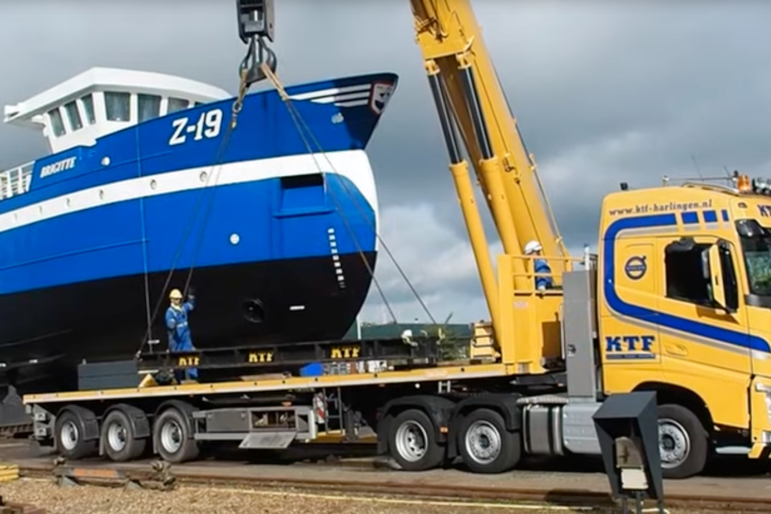 De Z-19 'Brigitte' wordt klaargemaakt voor tewaterlating bij IBIS Constructie in Sumar.