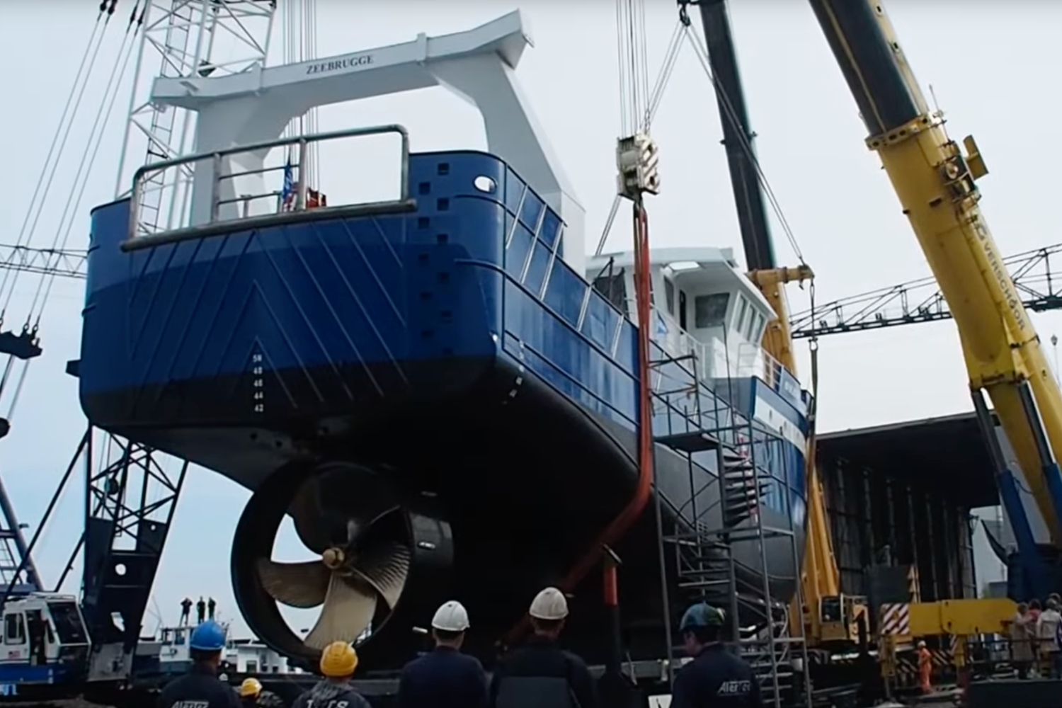 De Z-19 'Brigitte' wordt klaargemaakt voor tewaterlating bij IBIS Constructie in Sumar.